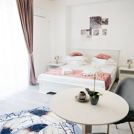 アパートホテル Almar Luxury - Renting & Free Pool 3*