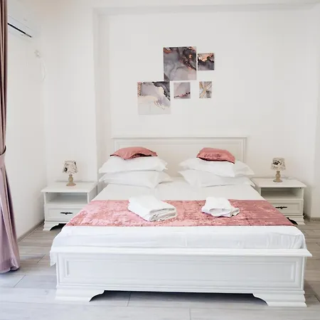 Almar Luxury - Renting & Free Pool 3*